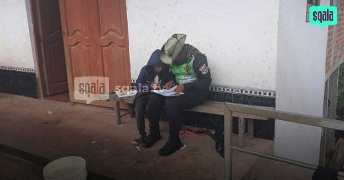 Molinopampa | Efectivo policial ayuda con su tarea a un niño