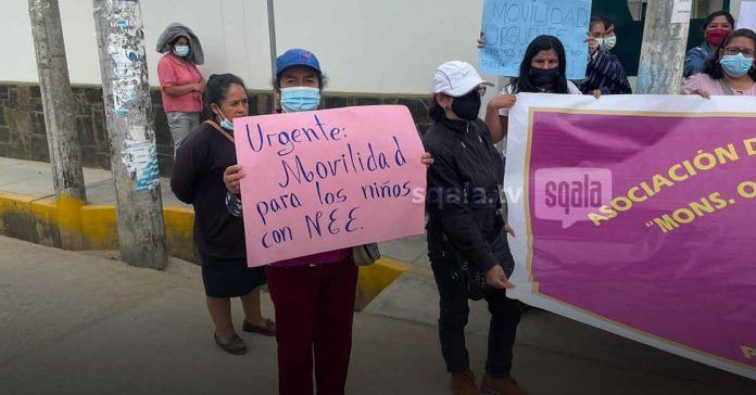 Chachapoyas | Padres de familia del CEBE realizan protesta en frontis del GOREA