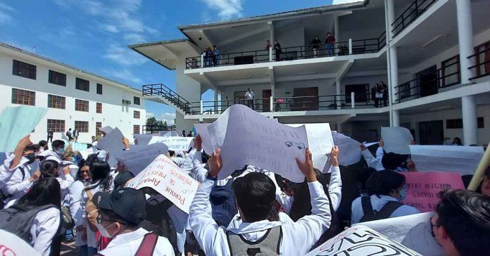 UNTRM: Alumnos exigen el licenciamiento de la escuela de Medicina Humana